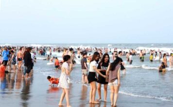 Bãi Biển Sầm Sơn Thanh Hóa đông nghịt khách du lịch